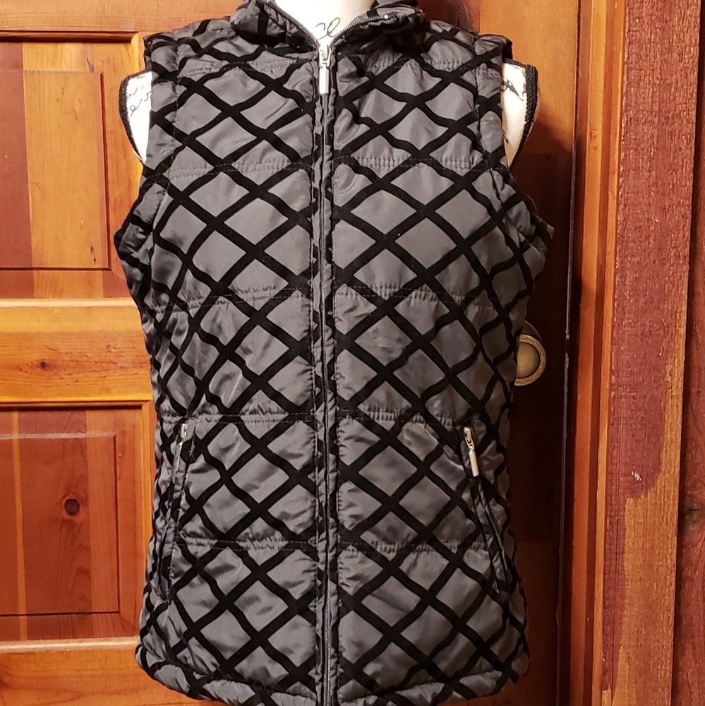 💜3/$10💜Like new black and gray vest.
